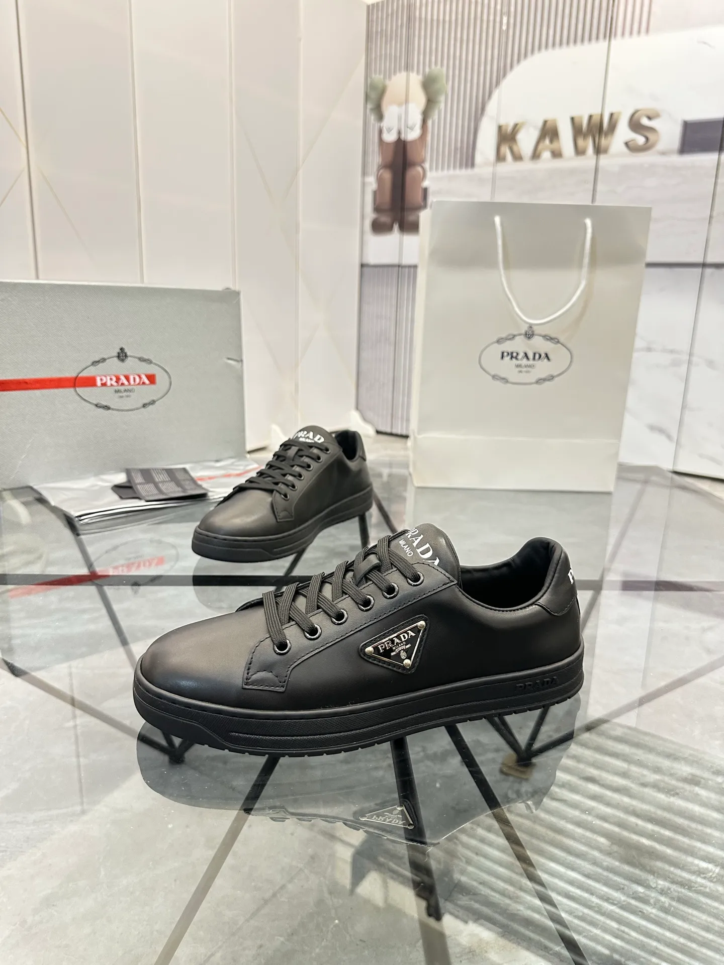 Men's shoes for sale 💰: 💰P540¥ High-end top quality Product trademark: Prada *"Prada*" low-top casual shoes Regular size: 38-45 (can be customized to 46) Product materials: imported first-layer cowhide for the upper, water-dyed cowhide lining, cowhide feet, original outsole. No.: 001